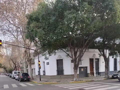 LOTE EN ESQUINA, DOBLE FRENTE, 1100M2 APROX CONSTRUIBLES