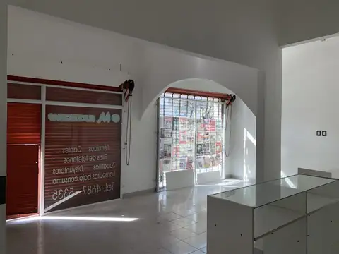 local doble vidriera en pleno centro comercial y gastronomico mataderos 7x5