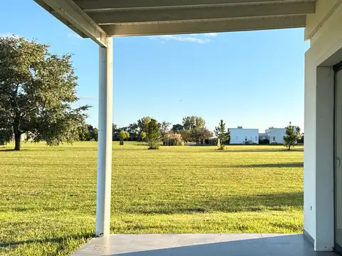 Casa a estrenar que invita a disfrutar de un estilo de vida sereno en La Federala Club de Campo