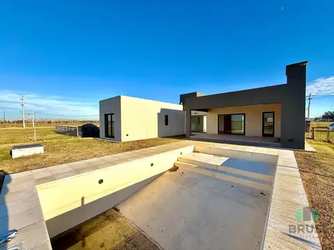 Casa 4 ambientes con 2 baños