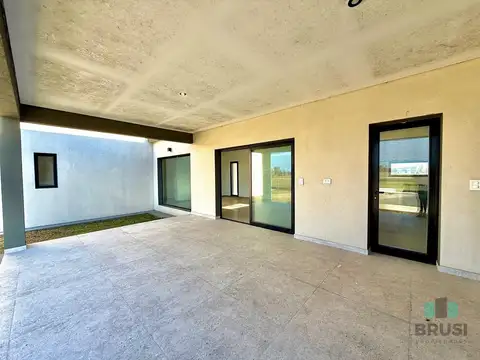 Casa en Venta con 4 cocheras