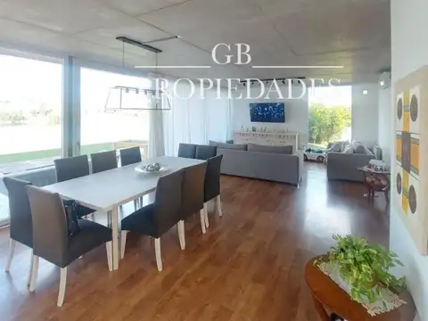 Casa 4 ambientes con 3 baños