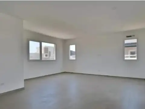 Casa en Alquiler con 4 cocheras