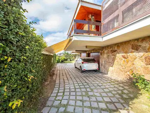 Casa en Venta con 3 cocheras