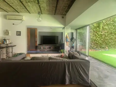 Casa tipo PH de 3 ambientes más escritorio en Olivos.