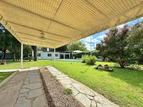 Casa 6 ambientes con 2 baños