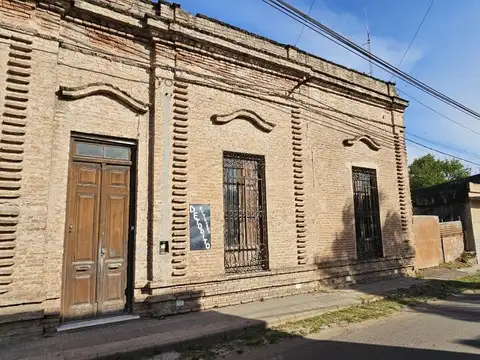 Casa antigua a refaccionar con amplisimo terreno y excelente ubicacion