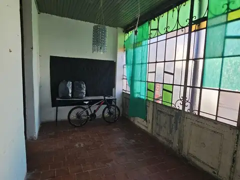 Casa antigua a refaccionar con amplisimo terreno y excelente ubicacion