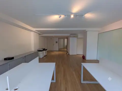 Excelente Oficina Esquinera c/Cochera en el Centro