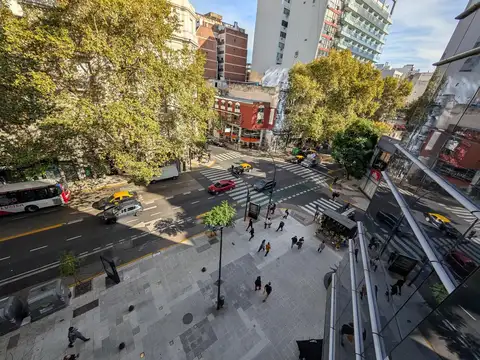 Excelente Oficina Esquinera c/Cochera en el Centro
