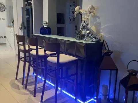 Casa 6 ambientes con 5 baños