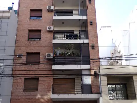 Palermo Soler 6023 y Arévalo semi piso 2 ambientes contra frente balcón cocina separada baño completo . Excelente ubicación.