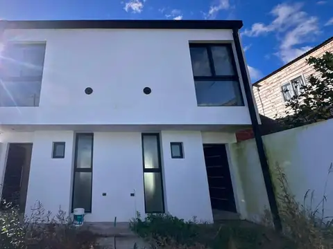 DUPLEX EN VENTA 2 DORMITORIOS CON COCHERA Y PATIO