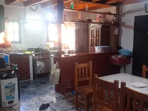 Casa 4 ambientes con 2 baños