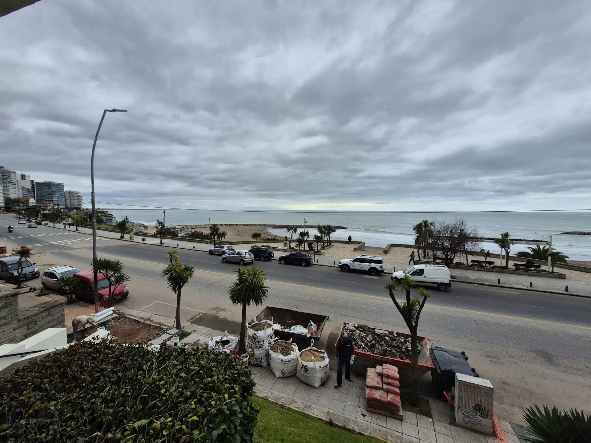 Departamento de 2 ambientes con espacio de cochera, frente a Playa Varese