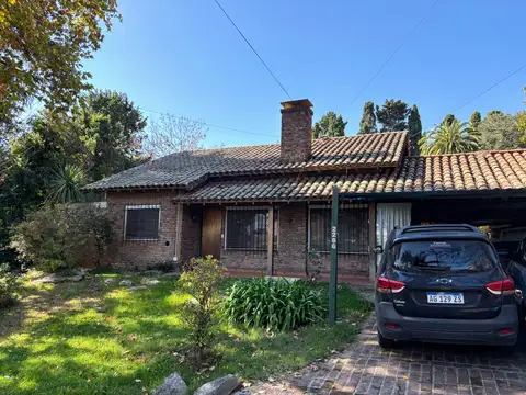 Casa en una planta, en muy linda cuadra de Punta Chica