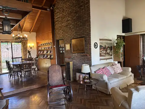 Casa en Venta con 2 cocheras