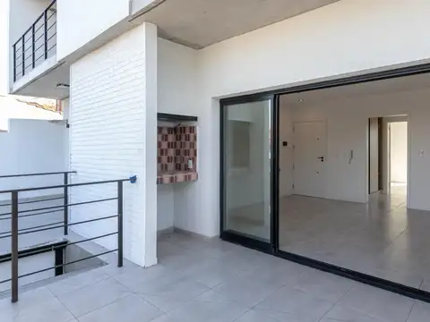 Departamento 2 ambientes al frente c/terraza, parrilla y sin expensas, Primera Junta 3500