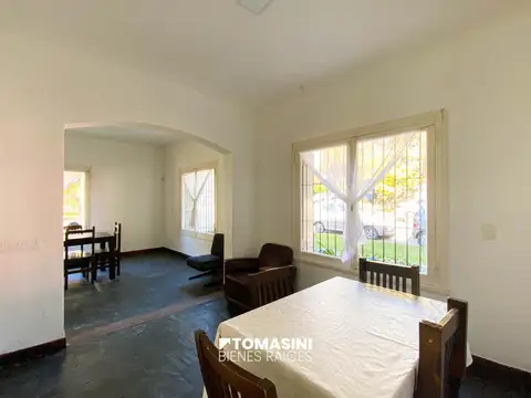 CHALET MARPLATENSE EN ESQUINA PARA USO PROFESIONAL