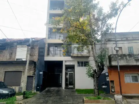 VENTA DE DEPARTAMENTO 2 AMBIENTES CON COCHERA  LA7NUS ESTE