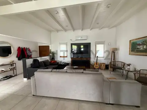 Casa en Venta con 2 cocheras