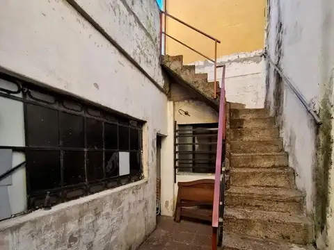 DPTO 4 AMB., 1º PISO, AL FRENTE, C/AMPLIO PATIO ATERRAZADO