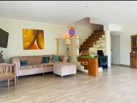 Casa en Alquiler con 5 cocheras