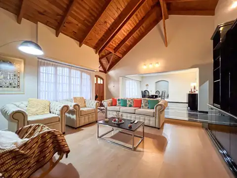 VENTA/ PERMUTA- Casa de 3 dormitorios, con galería, cochera y pileta- en Cañada De Gómez, Santa Fe