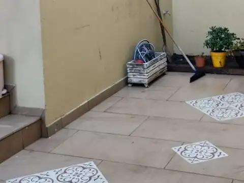 Casa con garage de 4 ambientes terraza y departamento de un ambiente