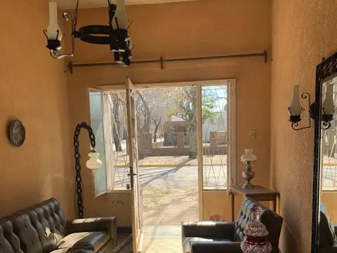 EN VENTA  CALIDA CASA DE PUEBLO CON GRAN SUPERFICIE y PILETA EN AGUSTINA (BA).