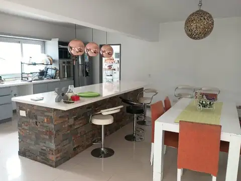 Casa 8 ambientes con 2 baños
