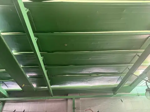 Casa de dos plantas con cochera Dumont  al 1200