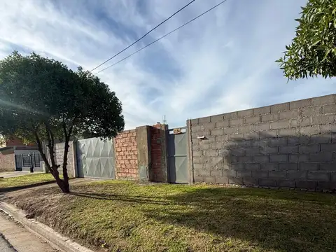 VENTA- CASA MAS GALPON EN AMPLIO LOTE-