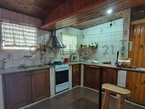 Casa en esquina 3 dormitorios + 2 cocheras | Patio y parrilla | 135 y 524