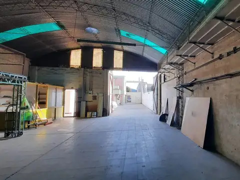 VENTA, AMPLIO GALPON CON OFICINAS, EXELENTE ESTADO