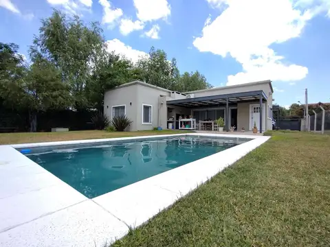 Venta casa 4 Ambientes con galería Semicubierta y Pileta. Parque Sakura