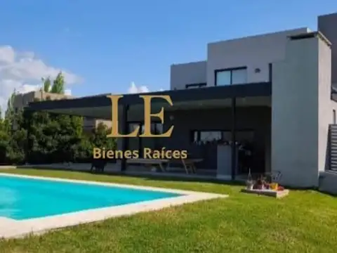 Casa 5 ambientes con 4 baños