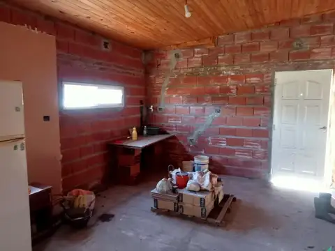 VENTA - TERRENO CON QUINCHO EN CONSTRUCCION - CARRIZALES
