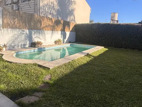 Venta casa Olivos 6 ambientes, cochera, Piscina con parque y parilla.