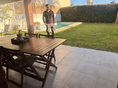 Casa 6 ambientes con 4 baños