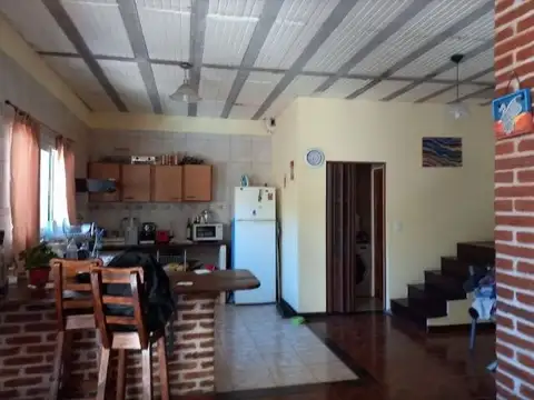 Casa 6 ambientes con 2 baños