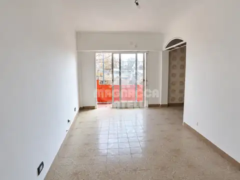 EXCELENTE DEPTO DE 3 AMB. AL FRENTE CON BALCON  ( x ESCALERA)