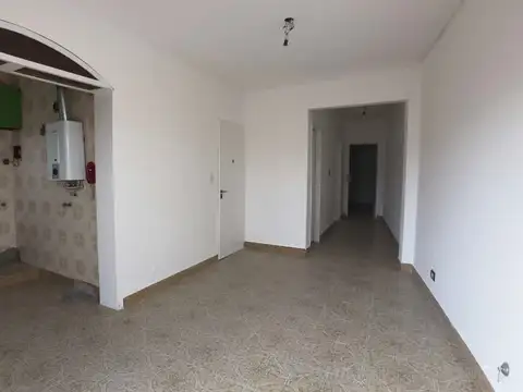 EXCELENTE DEPTO DE 3 AMB. AL FRENTE CON BALCON 2DO POR ESCALERA