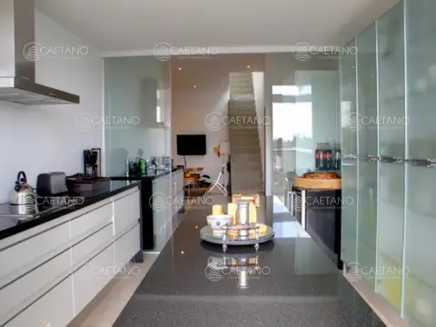 Departamento 5 ambientes con 4 baños