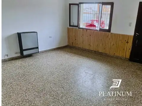 Casa 7 ambientes con 2 baños