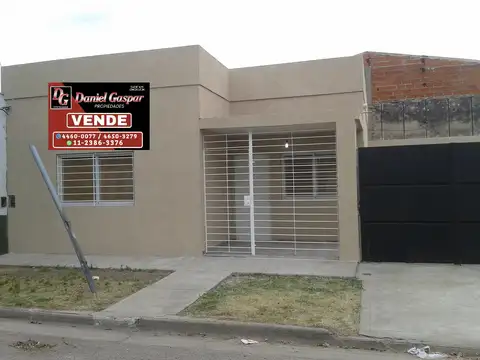 VENTA - CASA 3 AMBIENTES - DOBLE PORTON DE ACCESO - GARAGE - TERRAZA - JARDIN -