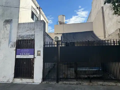 Casa en venta  con dos departamentos a reciclar - Florida