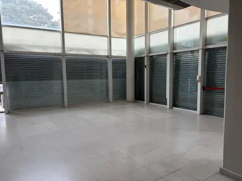 exc local en esquina con gran vidriera y doble altura  imp