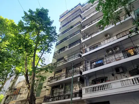 Venta departamento de 3 ambientes con dependencia de servicio y balcón en Recoleta