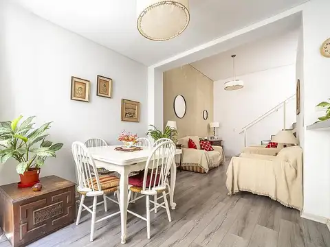 PH en venta de 2 ambientes en planta baja y primer piso con amplio patio.